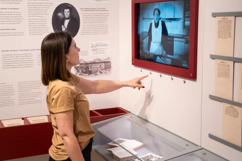 Besucherin bedient interaktives Exponat im Stadtmuseum Bad Dürkheim