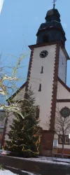 Weihnachtsbaum vor der Kirche