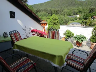 Terrasse mit Ausblick (© Karin Knöspel)