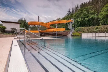 Freibad Winnweiler, Riesenrutsche (© Harald Kröher, Stileben)