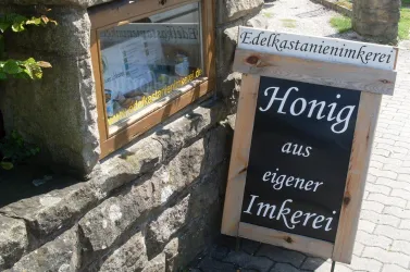 Edelkastanienimkerei Hoffmann-Schild (© Edelkastanienimkerei Hoffmann-Hainz)