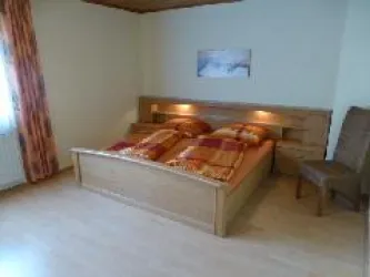 FeWo Schlafzimmer 1 (© Ernst Uhl)