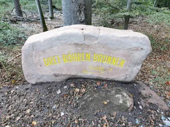 Hinweis Sandstein Drei Röhren Brunnen