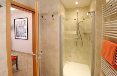 Badezimmer-Dusche