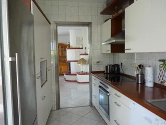 Küche mit Blick auf Kamin (© Eva Burkhart)