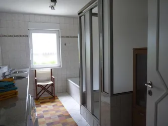 Badewanne und Dusche (© Eva Burkhart)
