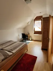 2. Schlafzimmer Kleiderschrank / Schreibtisch