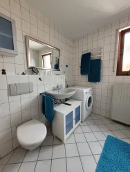 Linke Badseite mit Waschmaschine