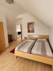 2. Schlafzimmer mit Durchgang Lese-/ Fernsehzimmer