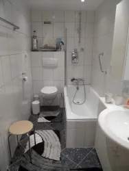 Bad mit Dusche vom Flur