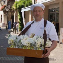 Chef mit Bauchladen (© Jürgen Meßler)