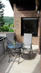 Südwest-Balkon mit Waldblick (© Jessika Zepp)