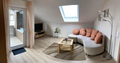 Wohnzimmer mit Zugang zum Balkon