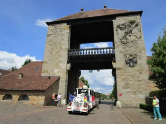 Wahrzeichen d. Deutschen Weinstraße in Schweigen (© Helga Fuhrmann)