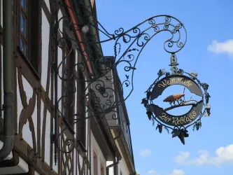 2018 Schmiedeeisernes Weinstubenschild 1589 (© Helga Fuhrmann)