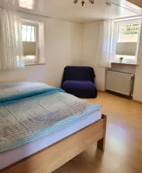 Großes Schlafzimmer mit einem Doppelbett