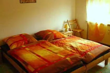 Schlafzimmer 8