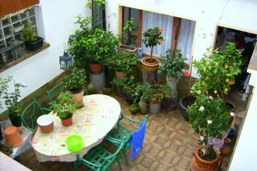 Blick vom Balkon in den Innenhof