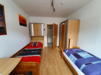 kleines Schlafzimmer mit zwei Einzelbetten (© Cornelia Gamber)