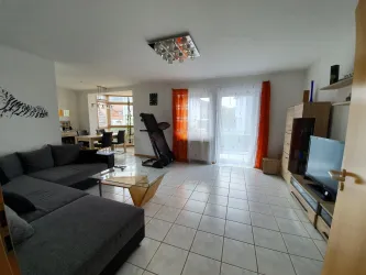 Wohnzimmer mit Blick zum Balkon (© Cornelia Gamber)