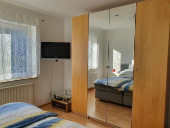 großes Schlafzimmer mit zweitem TV (© Cornelia Gamber)