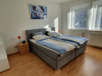 großes Schlafzimmer (Boxspringbett 180 x 200) (© Cornelia Gamber)