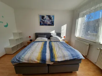 großes Schlafzimmer (Boxspringbett 180 x 200) (© Cornelia Gamber)
