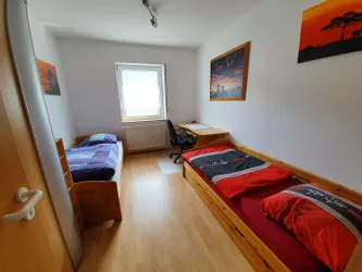 kleines Schlafzimmer mit 2 Einzelbetten (© Cornelia Gamber)
