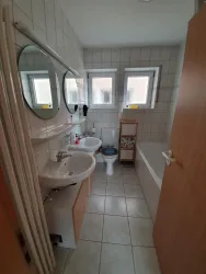 Bad mit Dusche, Badewanne und WC (© Cornelia Gamber)