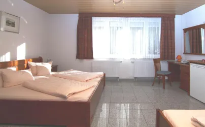 Dreibettzimmer 2_klein (© Hotel Avalon)