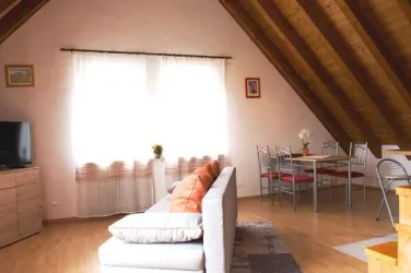 Fewo Becker´s Guesthouse_Wohn-Essbereich_weit