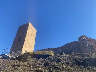 Turm Ruine Scharfenberg (© Verein Südliche Weinstrasse Annweiler am Trifels)