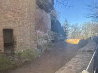 Außenanlage Scharfenberg (© Verein Südliche Weinstrasse Annweiler am Trifels)