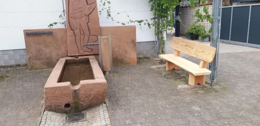 Ruhebank am Dorfbrunnen (© Dieter Götten)