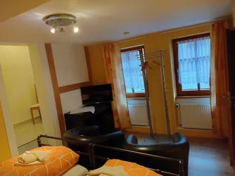 Schlafraum, Minibar und kleinem Schreibtisch