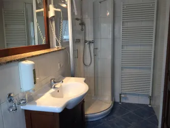 Bad Doppelzimmer