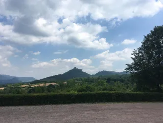 Trifelsruhe Blick Parkplatz (© Verein SÜW Annweiler e.V.)