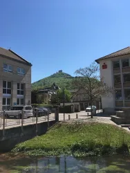 Trifelsblick vom Messplatz mit Bank (© Verein SÜW Annweiler e.V.)