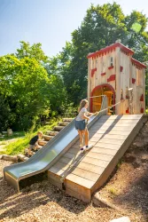 Kletterturm und Rutsche (© Verein SÜW Annweiler e.V., Fotograf: Dominik Ketz)