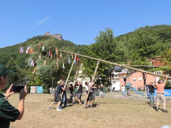 Kerwebaum stellen (© Bindersbacher Brauchtum e.V.)