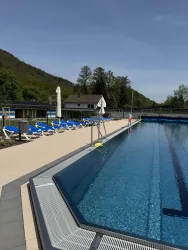 Schwimmerbecken mit Liegemöglichkeit (© Verein SÜW Annweiler e.V.)