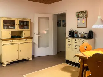 Küche: Küchenschrank und Kaffee-Bar
