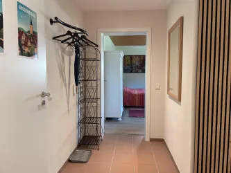 Flur mit Blick ins Schlafzimmer