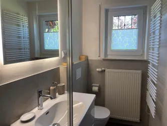 Bad: Waschbecken und WC