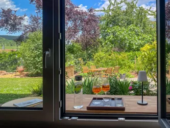 Blick aus der Küche in den Garten