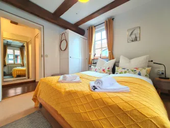 2. Schlafzimmer mit Kleiderschrank