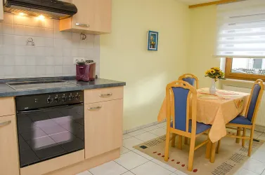 moderne Einbauküche + Essbereich