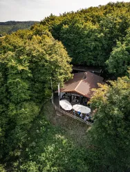 Blick auf die Hohlsteinhütte (© Donnersberg-Touristik-Verband e.V., Fachenbach Medienagentur)