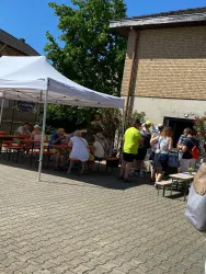 Ausschank im Innenhof eines Weingutes