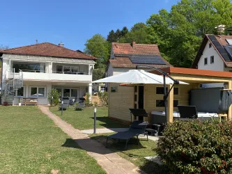 Garten mit Sauna und Aussenansicht
